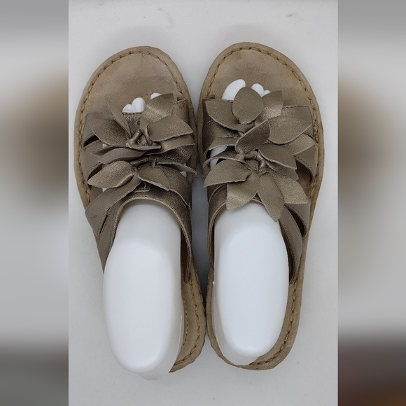 Clarks Women's Sandals in Taupe with Floral Accents - Picture 4 of 12